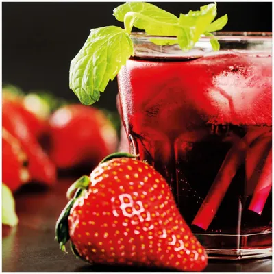 Produktbild von Wallario Premium Glasbild, freischwebende Optik, kräftige Farben, Größe 30 x 30 cm Motiv Erdbeer-Mojito - Frische Erdbeeren