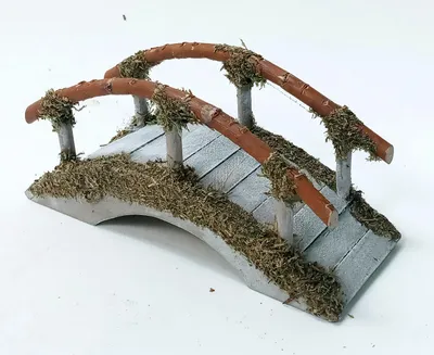 Produktbild von Brücke aus Holz für die Weihnachtskrippe, grau gebeizt. Krippenzubehör. 15 cm.