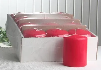 Productafbeelding van Verpakking met 12 stompkaarsen, 10 x 8 cm diameter, robijnrood