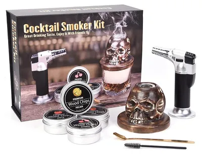 Obrázok produktu pre Keramická lebka na údenie whisky a koktailov Skull Smoker – darčeková sada so 4 druhmi drevných hoblín