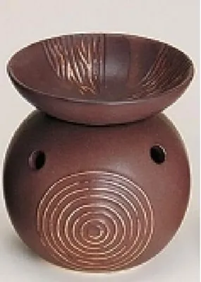 Eine braune, runde Duftlampe mit abnehmbarer Schale und einem konzentrischem weißen Kreis-Muster.