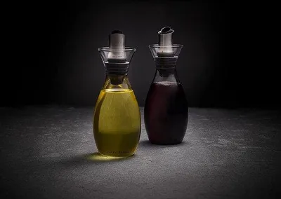 Image de Distributeur d'huile d'olive - Bouteilles de luxe pour l'huile et le vinaigre - Accessoires de cuisine - Set pour le vinaigre et l'huile