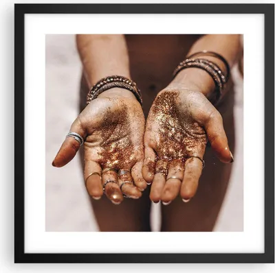 Produktbild von Gerahmtes Poster - Schwarzer Rahmen - Hände Strand Gold - 40x40 cm - Wand Bild - Wanddeko - Wandbilder - Kunstposter - Wandposter - Bilderrahmen - Bilder - Kunstdruck - P2BAC40x40-5055