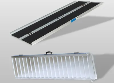 Produktbild von baumarktplus Rollstuhlrampe, klappbar, Aluminium, grau-schwarz, 184 x 73,3 cm, Tragkraft 272 kg, 14 kg, beschichtet, mit hochstehenden Anschlussprofilen