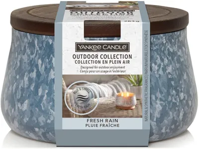 Produktbild von Yankee Candle Duftkerze Fresh Rain Outdoor, 283g, Ø 11,7 cm, Höhe 6,6 cm, 2 Dochte, wetterresistent, 24h Brenndauer, Insektenabwehrend, Blechgefäß mit Holzdeckel (Kerzenhalter), mit ätherischen Ölen