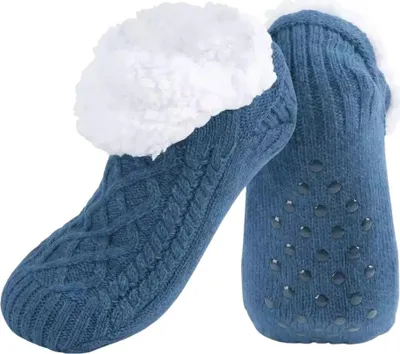 Paar petrolblaue gestrickte Hausschuhe-Socken mit weißem flauschigem Innenfutter und Anti-Rutsch-Noppen auf der Sohle