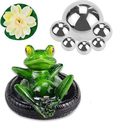 Produktbild von Ibenzoa® Mini-Teich-Deko-Set für Garten & Balkon – grüner Schwimmfrosch (Polyesterschaum) 15×13×8 cm, 6 Edelstahlkugeln Ø 2,5–6 cm & 2 EVA-Lotusblumen