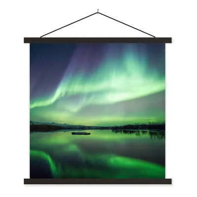 Produktbild von MuchoWow® Textilposter Nordlicht - See - Island - Grün - Wald - Schnee 60x60 cm mit schwarzem Rahmen - Posteraufhänger