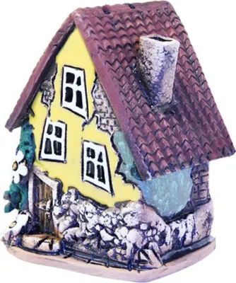Das Bubenhaus ist gelb gestrichen und hat ein braunes Ziegeldach. Rustikaler Stil und ländlich.