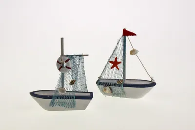 Produktbild von Dekoratives Segelboot aus Holz, blau-weiß, 13 cm, mit Netz und Muscheln
