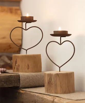 Produktbild von 2x Teelichthalter „Herz“ aus Metall mit Rost Finish auf Baumscheibe, Kerzenständer mit Sockel aus Holz, Wohnzimmer & Balkon Deko