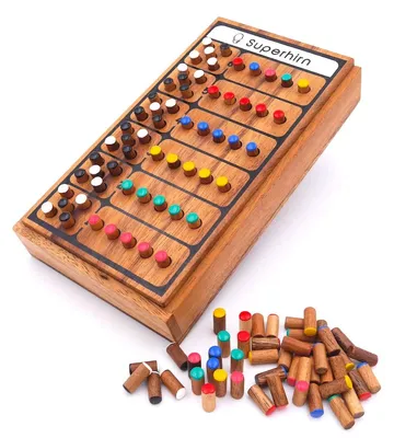 Ein Sicherheitscode-Denkspiel mit dem Namen "Superhirn Codemaster" von Rombol, für anspruchsvolle Spieler.