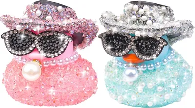 Immagine prodotto di Anatini di gomma con strass, confezione da 2 pezzi, anatini lucidi da utilizzare come decorazione per il cruscotto, completi di mini cappello da cowboy, collana e occhiali da sole