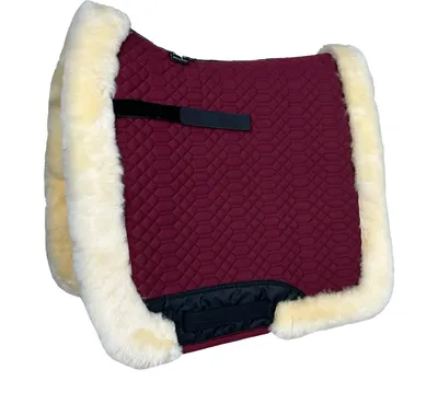 Produktbild von Engel Reitsport Lammfell Schabracke SCHABRA3 Fellrand rundherum Fell unten komplett Bordeaux Med./Natur D (Dressur)