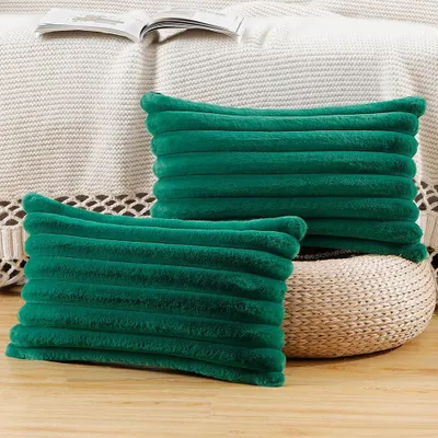 Produktbild von Set mit 2 dekorativen Kissenbezügen aus Kunstfell, weich und flauschig mit Streifenmuster für Sofa und Schlafzimmer, Muschelgrün, 30 x 50 cm