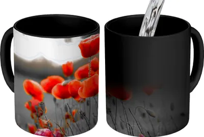 Produktbild von MuchoWow® Zauber Tasse Zaubertasse Magic Rote Mohnblumen vor schwarzem und weißem Hintergrund 350 ml Farbwechsel Becher Geschenk Geschenkidee - Magic-Tasse - Fototasse - Keramiktassen - Bilder - Tasse Kaffee - Getränkbecher - Kaffetassen