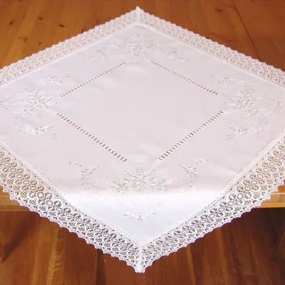 Produktbild von Tischdecke CORA Spitze & Stickerei Landhausstil Polyester 110 x 110 cm
