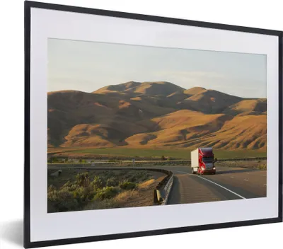 Produktbild von MuchoWow® MuchoWow® Gerahmtes Poster Roter Lastwagen zwischen den Hügeln 40x30 cm - Poster mit zchwarzem Bilderrahmen - Bilderrahmen - Poster im Rahmen