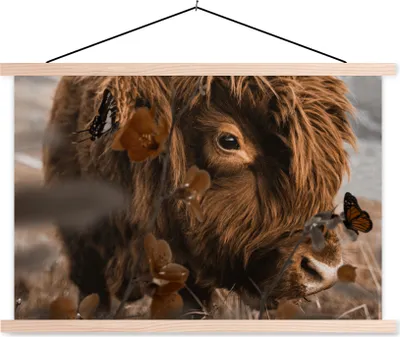 Produktbild von MuchoWow® Textilposter Schottische Hochlandrind - Schmetterlinge - Blumen 60x40 cm mit holzfarbenen Rahmen - Bilder