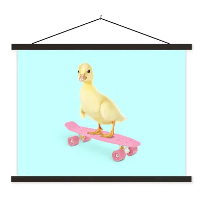 Produktbild von MuchoWow® Textilposter Ente - Küken - Skateboard - Blau - Rosa 150x113 cm mit schwarzem Rahmen - Wohnzimmer