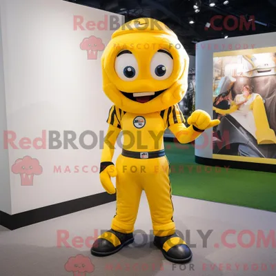 Produktbild von Maskottchenfigur REDBROKOLY eines gelben American-Football-Helms bekleidet mit einem Etuikleid und Hosenträgern