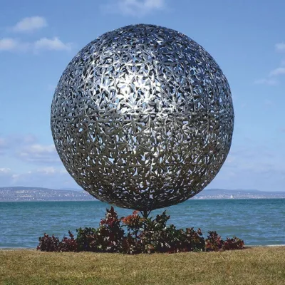 Produktbild von Casa Padrino Luxus Edelstahl Garten Deko Skulptur Kugel Silber Ø 170 x H. 200 cm