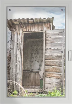 Produktbild von Wallario Lichtschutzbild, Dekorativer Sichtschutz Sonnenschutz 60 x 93 cm mit Motiv: Alte verwitterte Gartentoilette - Verdunklung ohne Bohren