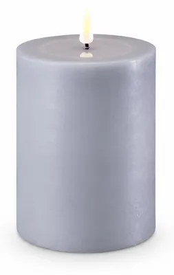 Produktbild von Deluxe Homeart LED Kerze mit Timerfunktion Dust Blue, KI-generiertes Bild