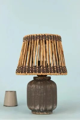 Produktbild von Opviq, Hochwertige Tischlampe mit Keramikkörper, Rafia-Schirm, Ø20 h:15 cm, Höhe: 30 cm, Kabel: 150 cm, E27 Fassung, max. 40 W, Antikgrau, Boho-Rustikal, IP20.