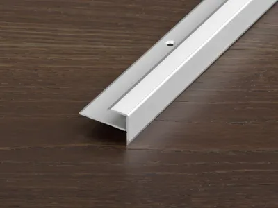 Produktbild von PROLINE Silber 1000x50x30mm Treppenkantenprofil, Aluminium eloxiert, für Hartbodenbeläge, mit Einschub für Trittstufe, gerilltes Deckprofil, einfache Verlegung