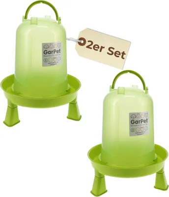 Produktbild von 2er Set Hühnertränke mit Füßen Geflügeltränke mit Standfüßen Stand Füßen Wassertränke Hühnertränke automatisch Stülptränke Hühner Tränke grün 3 L