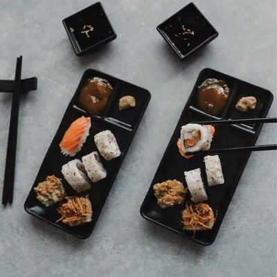 Produktbild von Asiatisches Sushi-Essen-Set mit Stäbchen und Tablett
