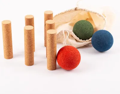 Produktbild von INNA-Glas Bowling Set BINTA im Baumwollbeutel, 3 Kugeln, 6 Kegel, rot-blau-grün-Natur, 14cm, Ø8cm - Kork Spielset