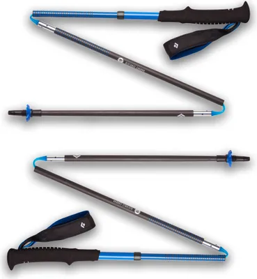 Trekkingstöcke "Distance Carbon Z" von Black Diamond; leicht und zusammenklappbar; mit ergonomischen Griffen und blauen Akzenten.