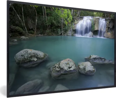 Produktbild von MuchoWow® Gerahmtes Poster Ein thailändischer Wasserfall in der Nähe der Felsen im Erawan-Nationalpark 90x60 cm - Poster mit Schwarzem Bilderrahmen Wandposter Rahmen Foto Bilder - Fotorahmen - Foto-Plakat