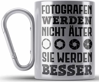 Produktbild von Trendation - Fotograf Edelstahl Tasse Karabiner Zubehör Fotografie Geschenk Fotografieren Karabiner Edelstahl Tasse Karabiner Edelstahl Geschenkideen Lustiger Spruch (Silber)