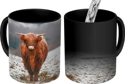 Obrázek produktu pro MuchoWow® Kouzelný pohár Skotský horal - Sníh - Obloha 350 ml Barva měnící se pohár Dárkový nápad - foto hrnek