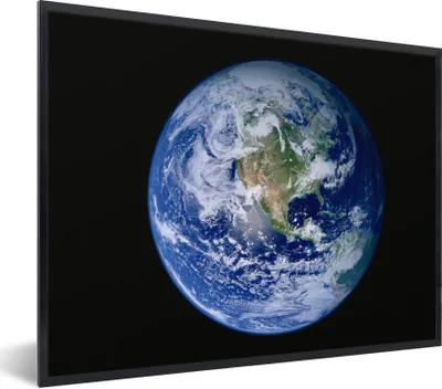 Produktbild von MuchoWow® Gerahmtes Poster Satellitenbild der Erde mit Wolken 80x60 cm - Poster mit Schwarzem Bilderrahmen Wandposter Rahmen Foto Bilder - Schwarzem - Mit Gestell