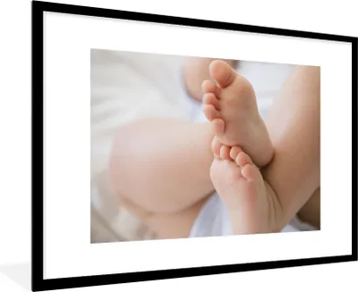 Produktbild von MuchoWow® Gerahmtes Poster Die Füße eines Babys 90x60 cm - Poster mit Schwarzem Bilderrahmen Wandposter Rahmen Foto Bilder - Wanddekoration - Fotos