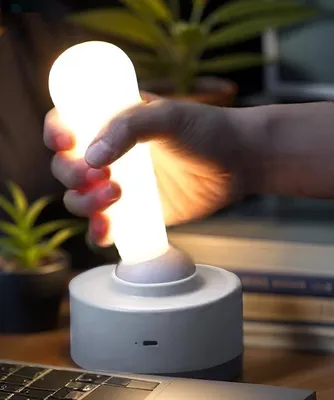 Image de Lampe murale/de bureau à intensité variable, élégante et charmante, rechargeable, blanche, en forme de tige