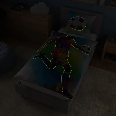 Produktbild von Renforce Kinderbettwäsche Glow in the Dark aus 100% Baumwolle - Vorderseite leuchtend, mit Wendemuster, Reißverschluss, 100, Farbe:Fußball, Größe:135x200 cm