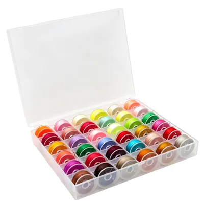 Productafbeelding van 36 stuks naaimachinespoelen met draad in warme kleuren, inclusief opbergdoos