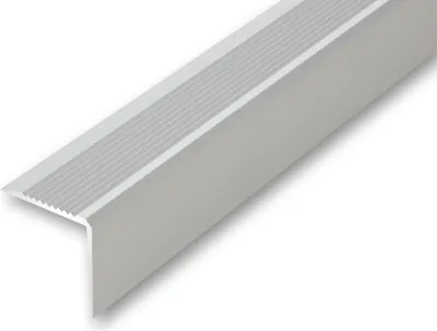 Produktbild von (15,09EUR/m) 43 x 43 x 1180 mm Treppenwinkel silberfarben gebohrt inkl. Montageset Treppenkantenprofil Treppenkante grob gerieft, stabil und rutschhemmend Innenmaß 40 x 40 mm