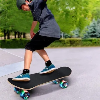 Produktbild von Skateboard für Kinder und Jugendliche - 9 Lagen Esche - 100 kg Tragfähigkeit - mit Blinklicht - für Anfänger