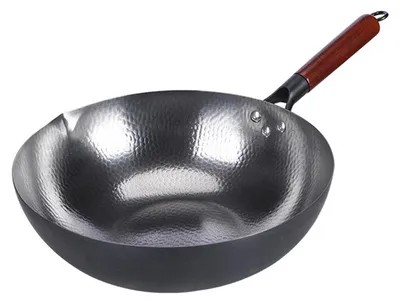 Produktbild von Wokpfanne aus geschmiedetem Eisen, antihaftbeschichtet, mit Fischschuppenmuster, gleichmäßiger Hitzeverteilung und ergonomischem Griff – ideal zum Braten, Schmoren und Dämpfen.