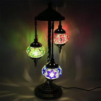 Produktbild von Türkische Stehlampe mit 3 bunten Mosaik-Glaskugeln – Orientalische Dekolampe für stimmungsvolles Licht