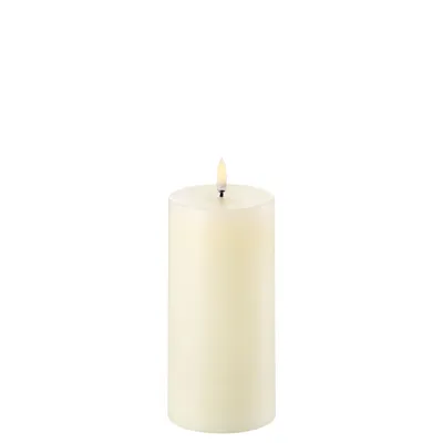 Produktbild von Uyuni Säulen- / Stumpen- LED Kerze - 7,8 x 15,2 cm - Piffany Copenhagen - Flammenlose Kerze - Farbe Ivory (Elefenbein)
