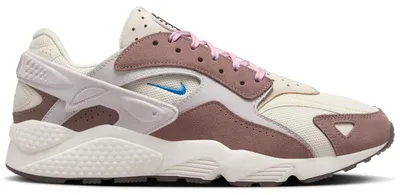 Productafbeelding van Nike Air Huarache Runner in de kleur Light Orewood Brown, maat EU 44