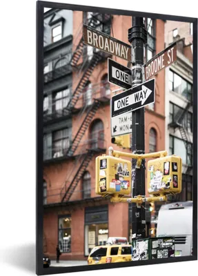Produktbild von MuchoWow® MuchoWow® Gerahmtes Poster Straßenschilder in New York 60x90 cm - Poster mit zchwarzem Bilderrahmen - Kunst