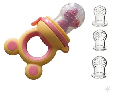 Gelber und rosa Baby-Fruchtfütterer-Schnuller mit einer klaren Silikonspitze, gefüllt mit roten Früchten, gezeigt mit drei zusätzlichen klaren Silikonspitzen